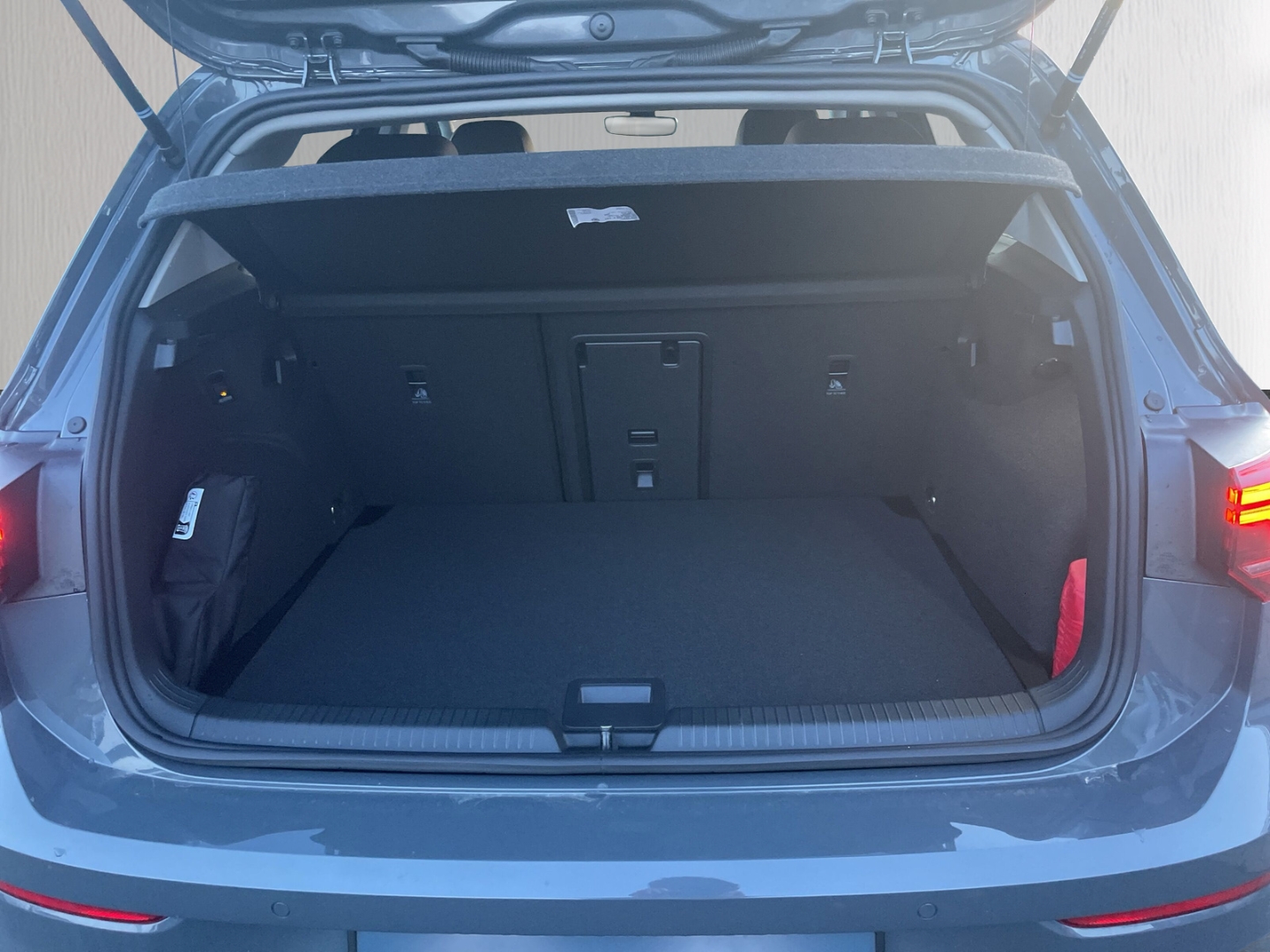 Fahrzeugabbildung Volkswagen Golf 1.5 TSI Energy LED AHK PDC GJR SHZ LenkradHZG