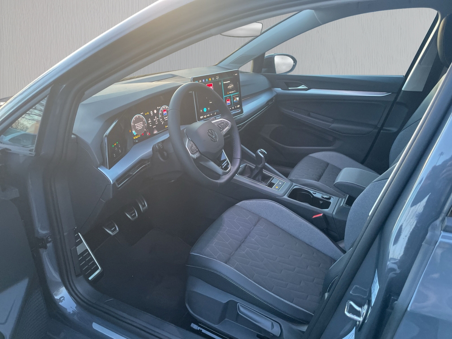 Fahrzeugabbildung Volkswagen Golf 1.5 TSI Energy LED AHK PDC GJR SHZ LenkradHZG