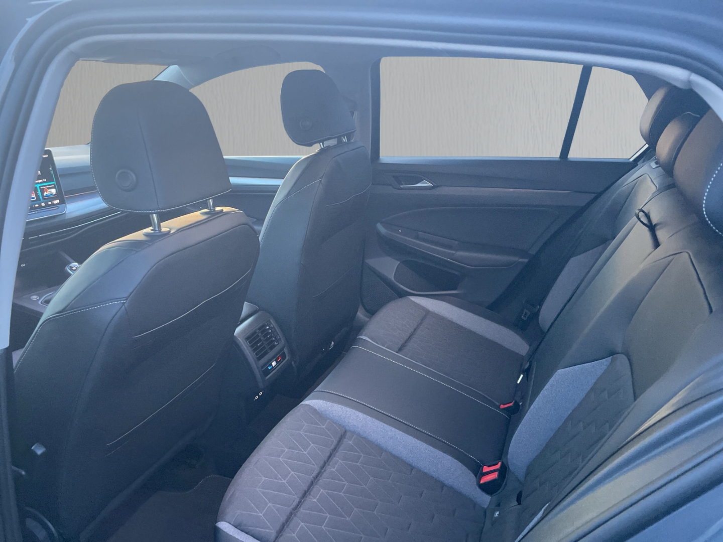 Fahrzeugabbildung Volkswagen Golf 1.5 TSI Energy LED AHK PDC GJR SHZ LenkradHZG
