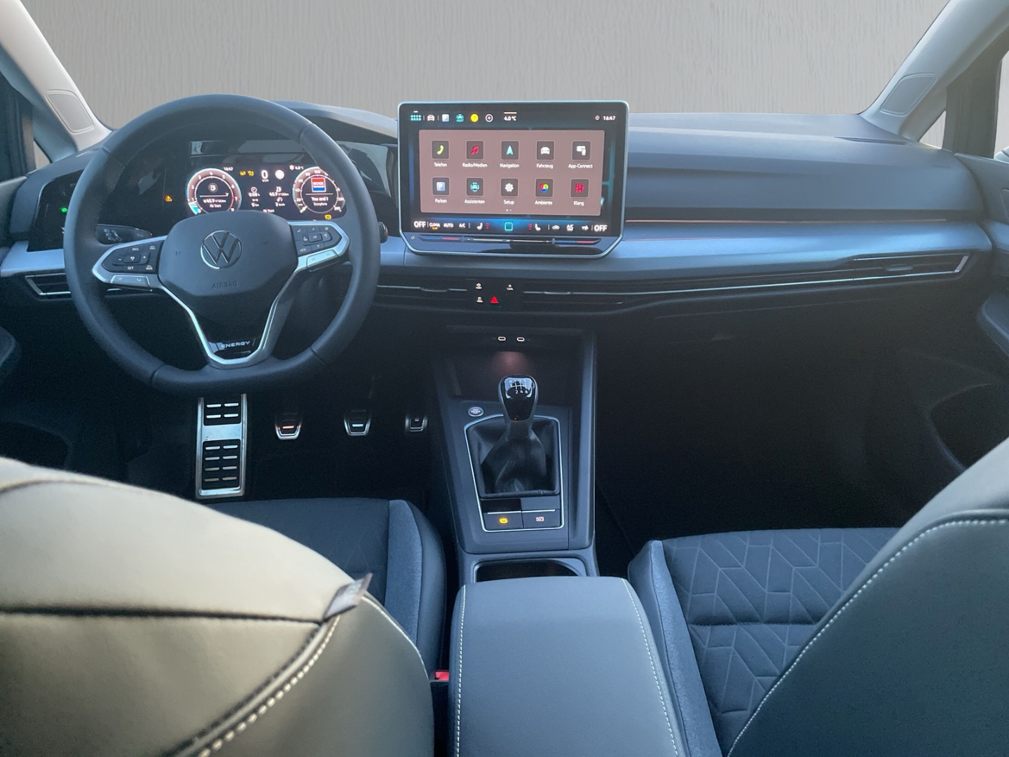 Fahrzeugabbildung Volkswagen Golf 1.5 TSI Energy LED AHK PDC GJR SHZ LenkradHZG