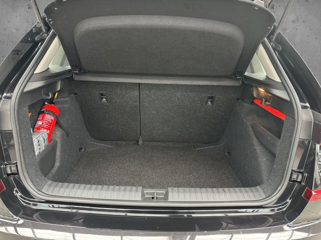 Fahrzeugabbildung SKODA Kamiq Selection 1.0 TSI DSG LED VC SHZ PDC Alu App