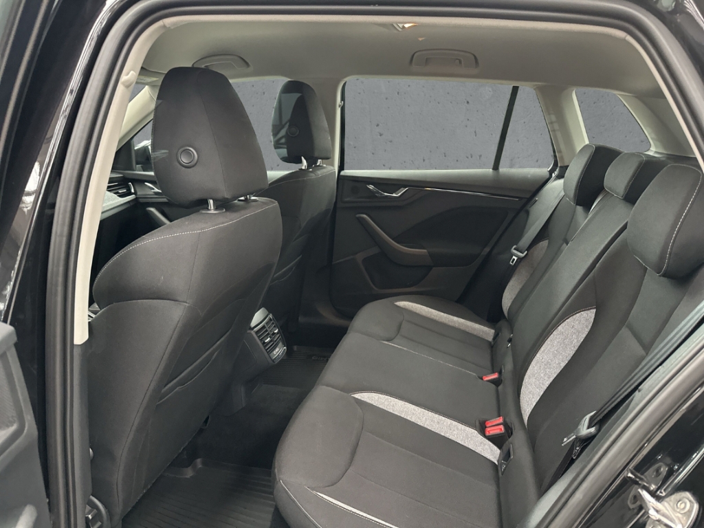 Fahrzeugabbildung SKODA Kamiq Selection 1.0 TSI DSG LED VC SHZ PDC Alu App
