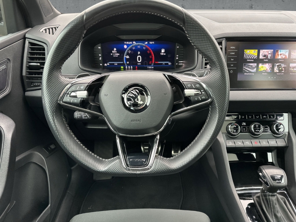 Fahrzeugabbildung SKODA Karoq TDI 4x4 DSG Sportline AHK Pano Navi 360°