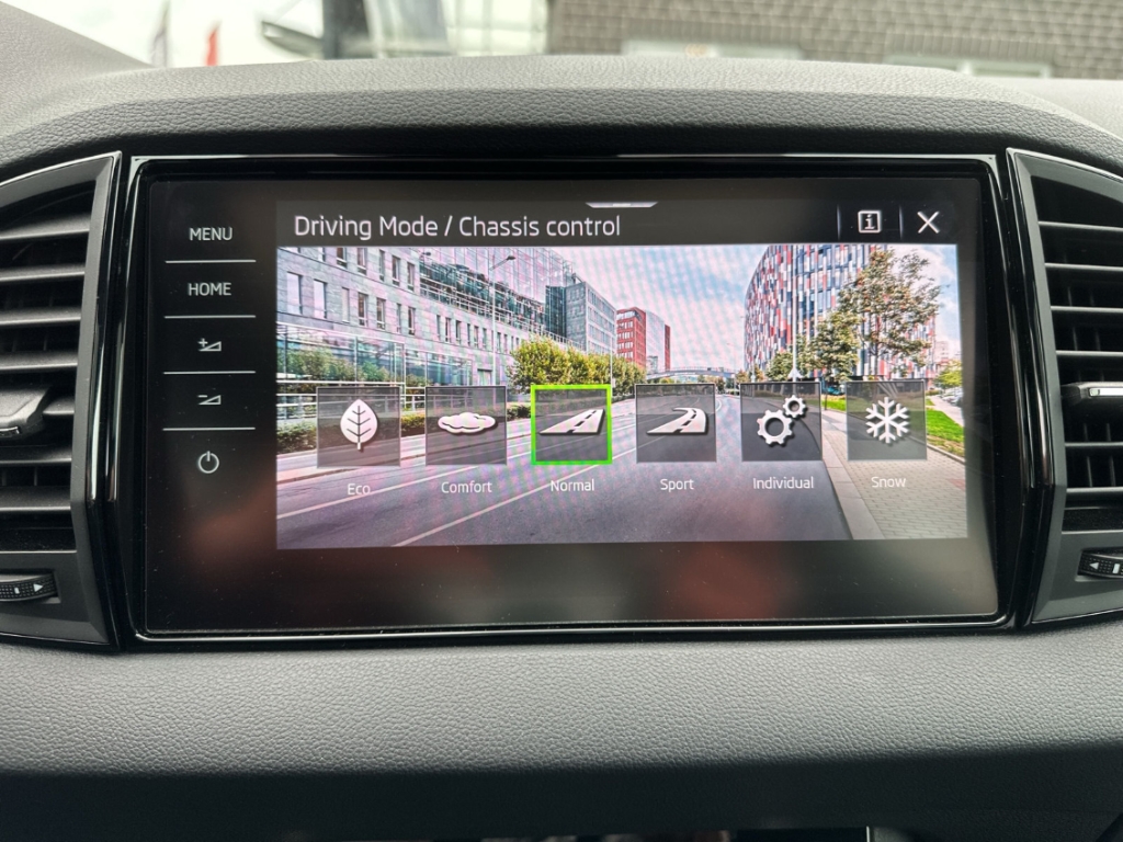 Fahrzeugabbildung SKODA Karoq TDI 4x4 DSG Sportline AHK Pano Navi 360°