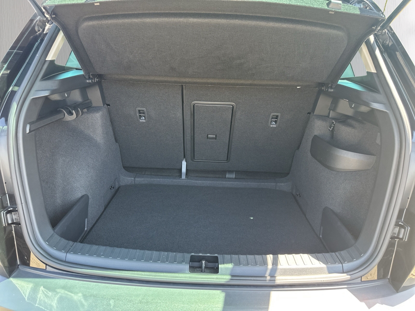 Fahrzeugabbildung SKODA Karoq Clever 1.0 TSI AHK LED SHZ PDC Klima KeyL