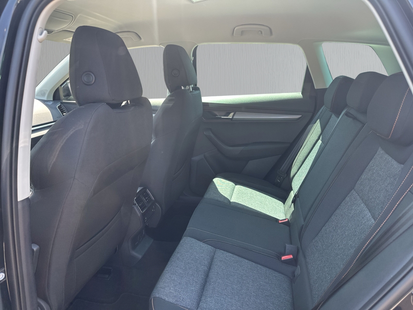 Fahrzeugabbildung SKODA Karoq Clever 1.0 TSI AHK LED SHZ PDC Klima KeyL