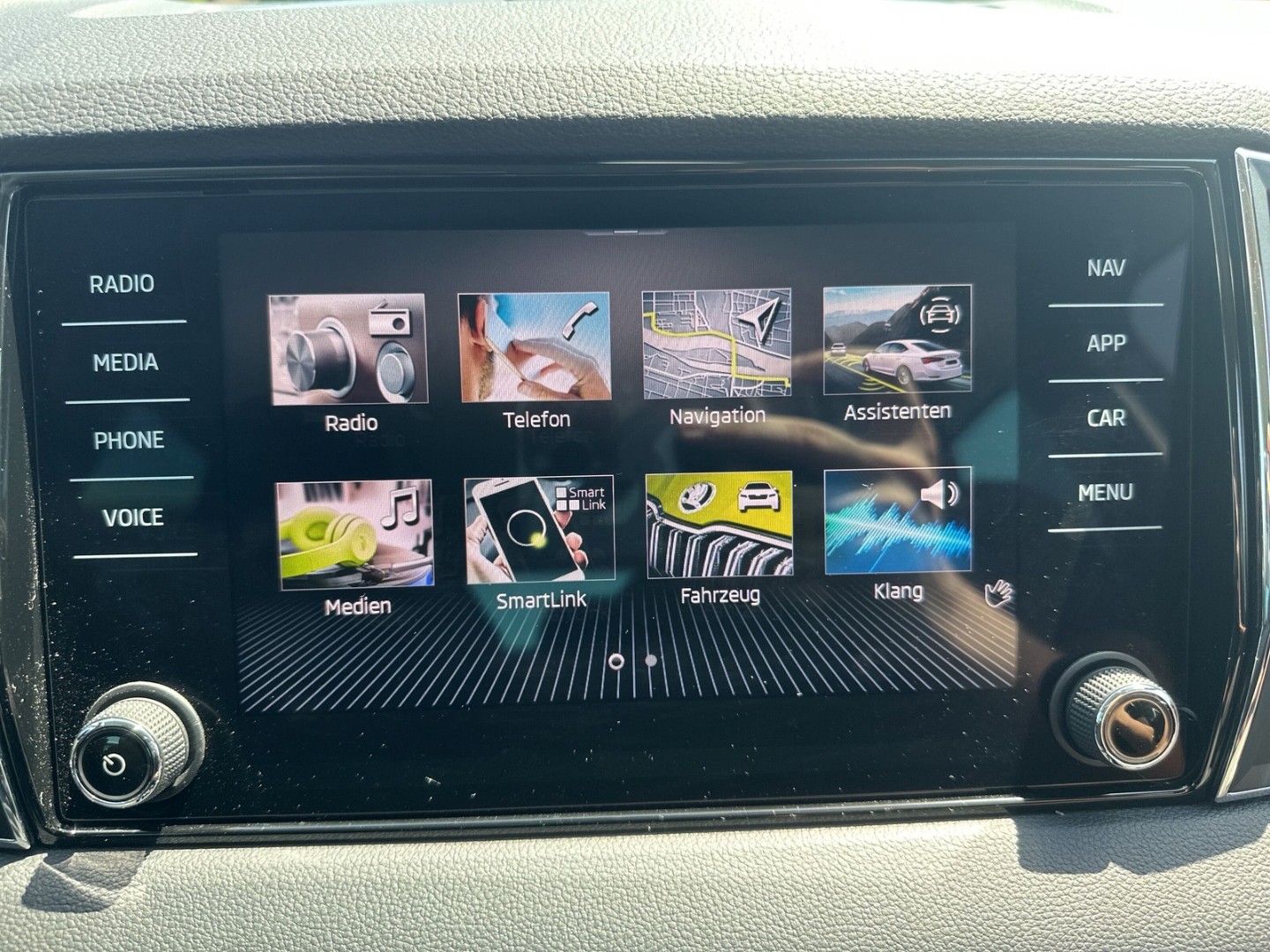 Fahrzeugabbildung SKODA Karoq Clever 1.0 TSI AHK LED SHZ PDC Klima KeyL