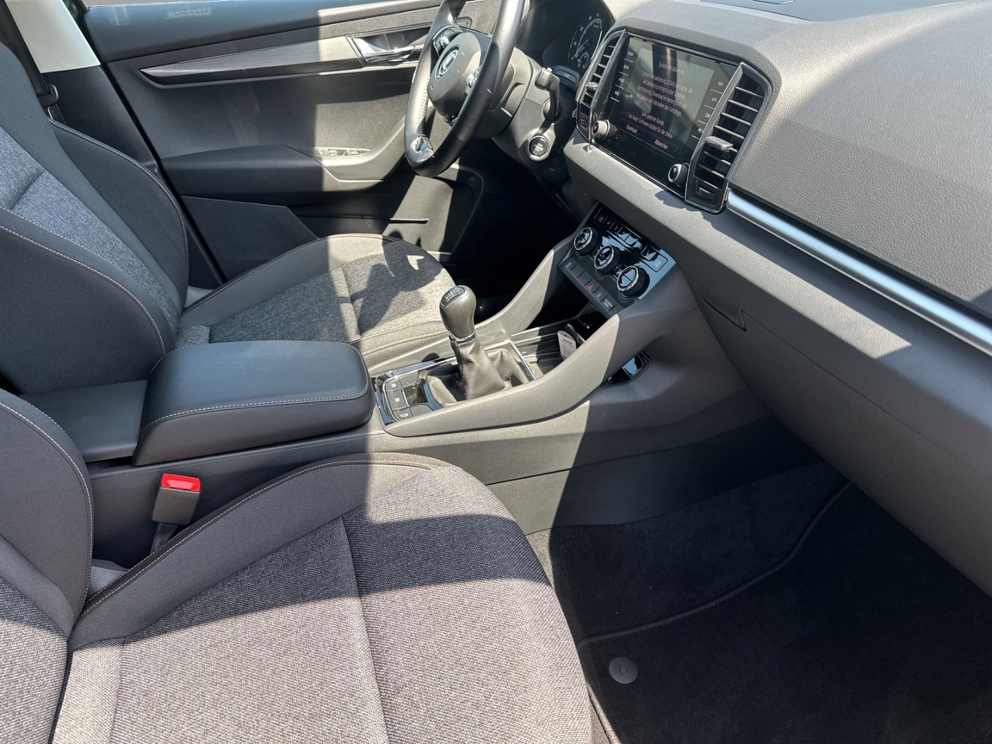 Fahrzeugabbildung SKODA Karoq Clever 1.0 TSI AHK LED SHZ PDC Klima KeyL