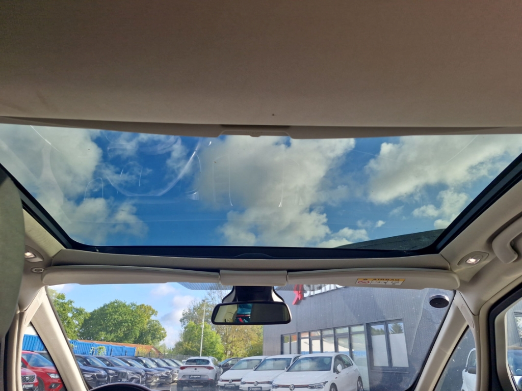 Fahrzeugabbildung Renault Espace V 1.6 dCi 160 Intens ACC HuD AHK Pano StHzg LED RKam