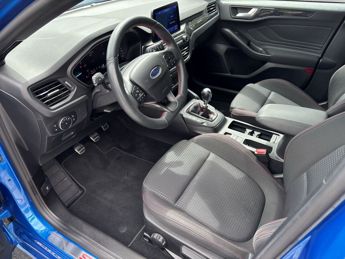 Fahrzeugabbildung Ford Focus Turnier 1.5EB ST-Line Navi BT DAB+ Klima