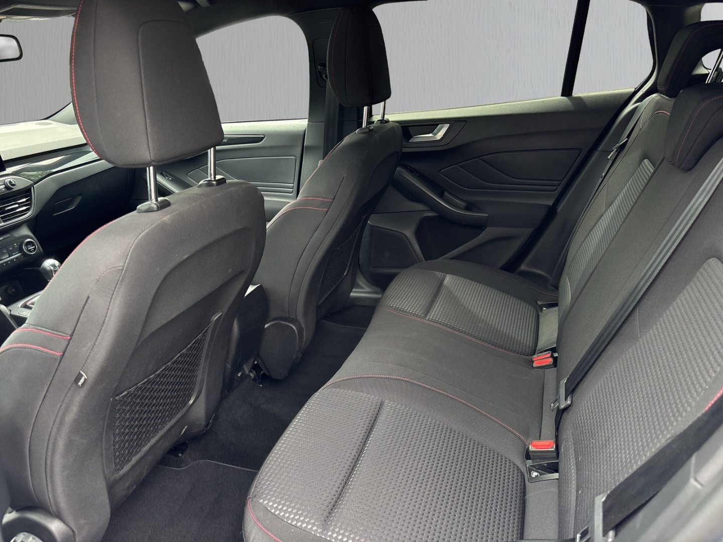 Fahrzeugabbildung Ford Focus Turnier 1.5EB ST-Line Navi BT DAB+ Klima