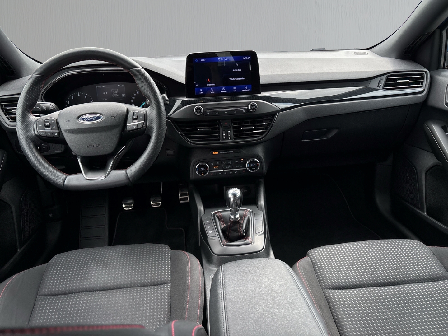 Fahrzeugabbildung Ford Focus Turnier 1.5EB ST-Line Navi BT DAB+ Klima