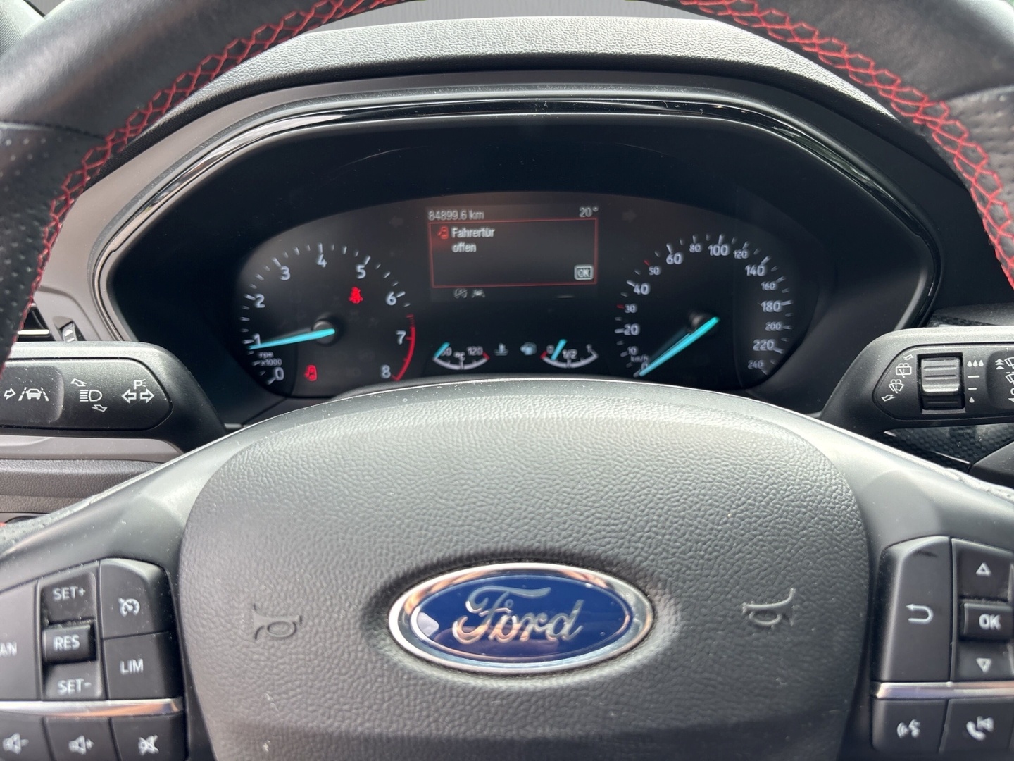 Fahrzeugabbildung Ford Focus Turnier 1.5EB ST-Line Navi BT DAB+ Klima