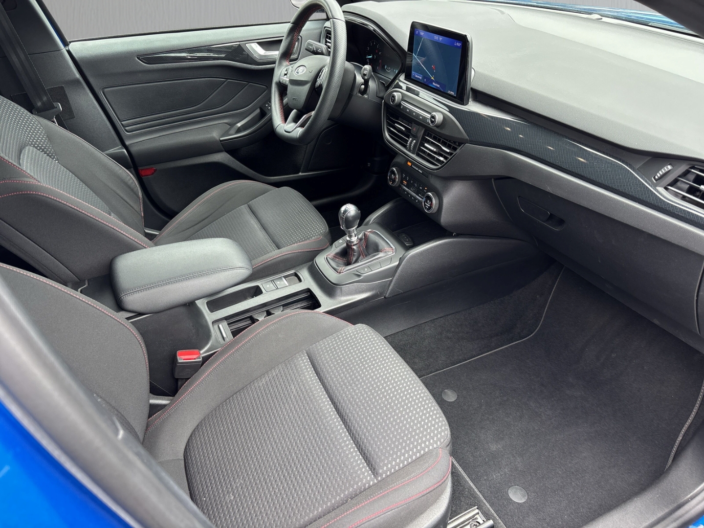 Fahrzeugabbildung Ford Focus Turnier 1.5EB ST-Line Navi BT DAB+ Klima
