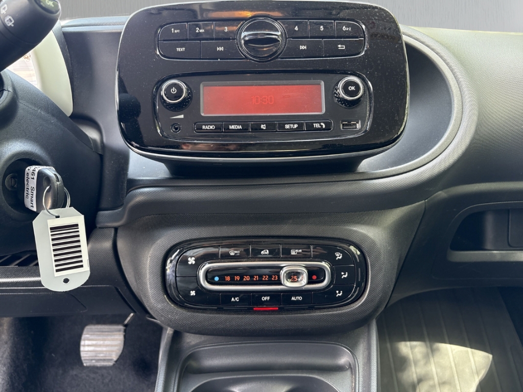 Fahrzeugabbildung Smart fortwo coupe EQ Klimaauto GRA BT ISOFIX Klimaauto