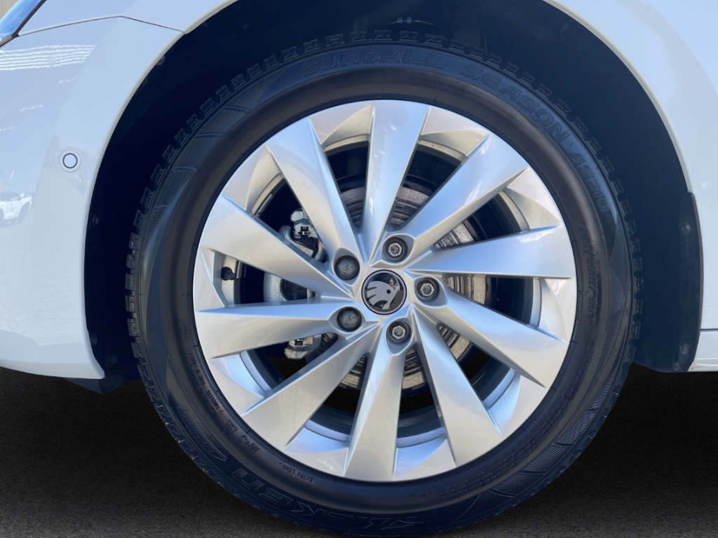 Fahrzeugabbildung SKODA Octavia Combi 1.5 eTSI DSG Sele AHK LED SHZ Nav ACC SunSet FrontAss 360°