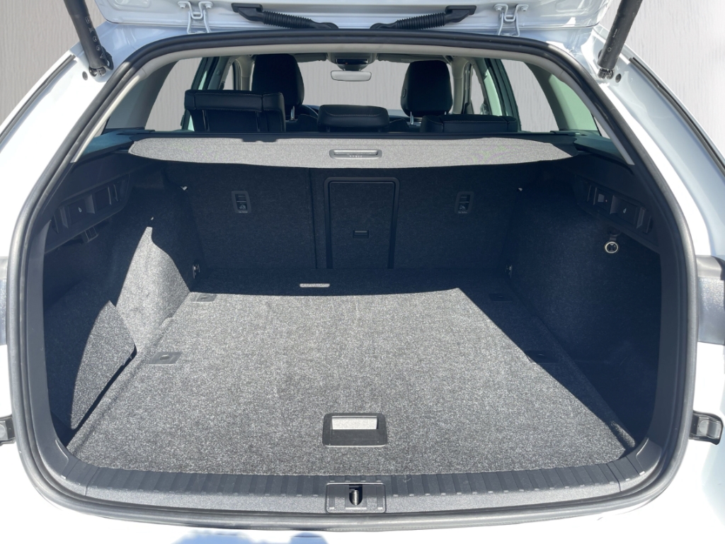 Fahrzeugabbildung SKODA Octavia Combi 1.5 eTSI DSG Sele AHK LED SHZ Nav ACC SunSet FrontAss 360°