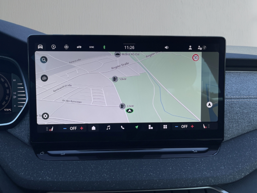 Fahrzeugabbildung SKODA Octavia Combi 1.5 eTSI DSG Sele AHK LED SHZ Nav ACC SunSet FrontAss 360°