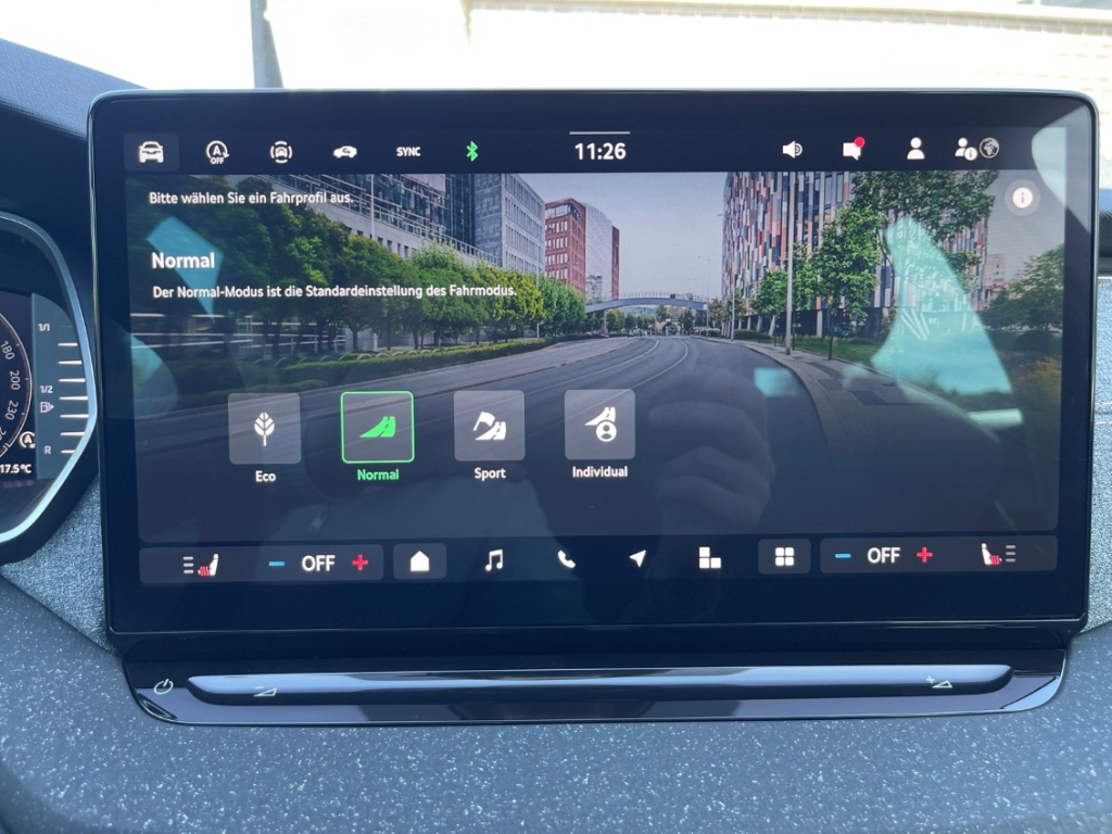 Fahrzeugabbildung SKODA Octavia Combi 1.5 eTSI DSG Sele AHK LED SHZ Nav ACC SunSet FrontAss 360°