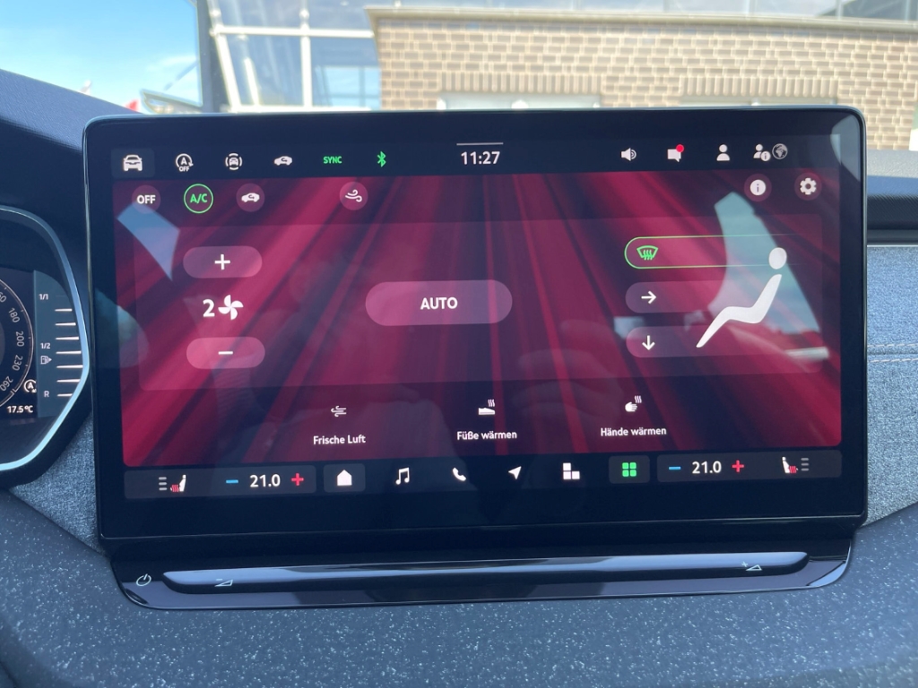 Fahrzeugabbildung SKODA Octavia Combi 1.5 eTSI DSG Sele AHK LED SHZ Nav ACC SunSet FrontAss 360°