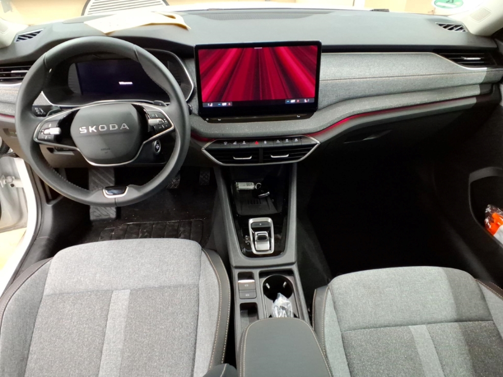 Fahrzeugabbildung SKODA Octavia Combi 1.5 eTSI DSG Sele AHK LED SHZ Nav ACC SunSet FrontAss 360°