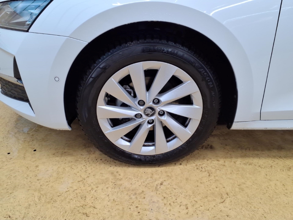 Fahrzeugabbildung SKODA Octavia Combi 1.5 eTSI DSG Sele AHK LED SHZ Nav ACC SunSet FrontAss 360°