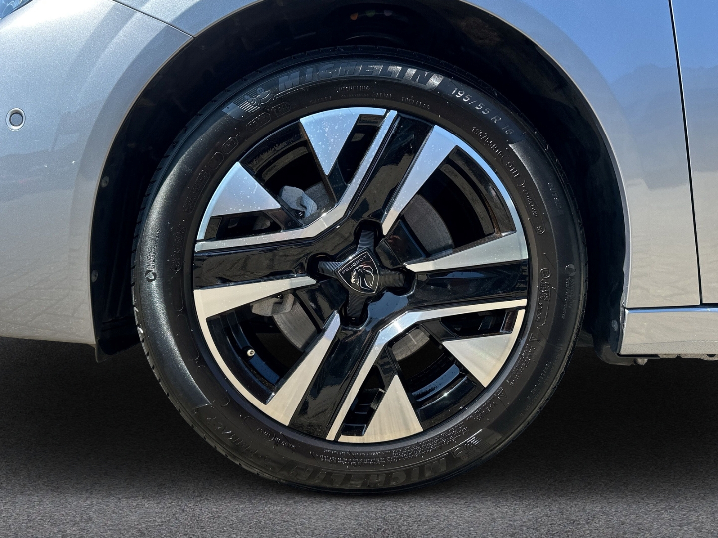Fahrzeugabbildung Peugeot 208 1.2 PureTech Allure PDCv+h 360°Kam digiCP Navi