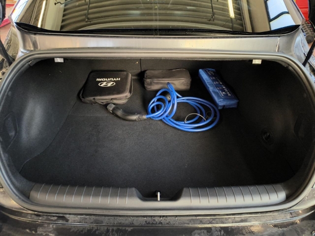 Fahrzeugabbildung Hyundai IONIQ 6 77,4kWh 2WD UNIQ Digi-Spiegel 20LM Schiebedach HUD Navi Digitales Cockpit