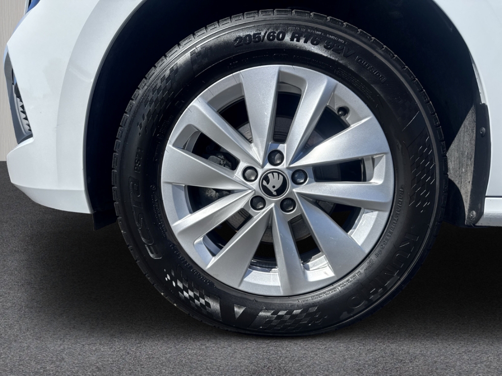 Fahrzeugabbildung SKODA Kamiq Selection 1.0 TSI DSG Selection LED Alu PDC Kamera Tempomat AppCon.