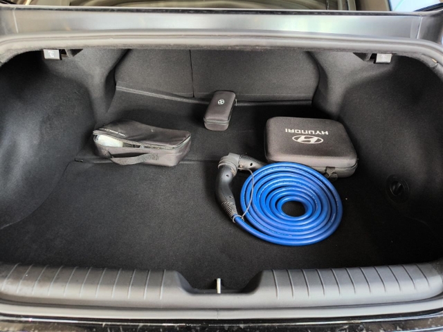 Fahrzeugabbildung Hyundai IONIQ 6 77,4kWh 4WD UNIQ Digi-Spiegel 20LM Schiebedach HUD Navi Digitales Cockpit Memory Sitze