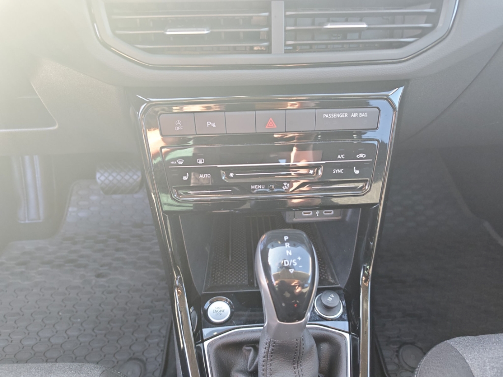 Fahrzeugabbildung Volkswagen T-Cross 1.0 TSI DSG Life LED IQ Drive SHZ LM17