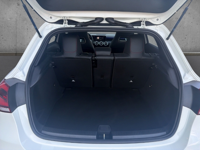 Fahrzeugabbildung Mercedes-Benz 250 DCT AMG Line AdaptLED Pano MBUX Nav SHZ PDC Kamera