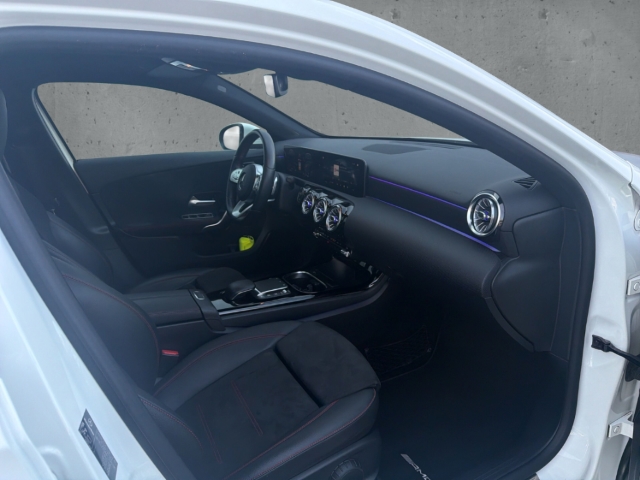 Fahrzeugabbildung Mercedes-Benz 250 DCT AMG Line AdaptLED Pano MBUX Nav SHZ PDC Kamera