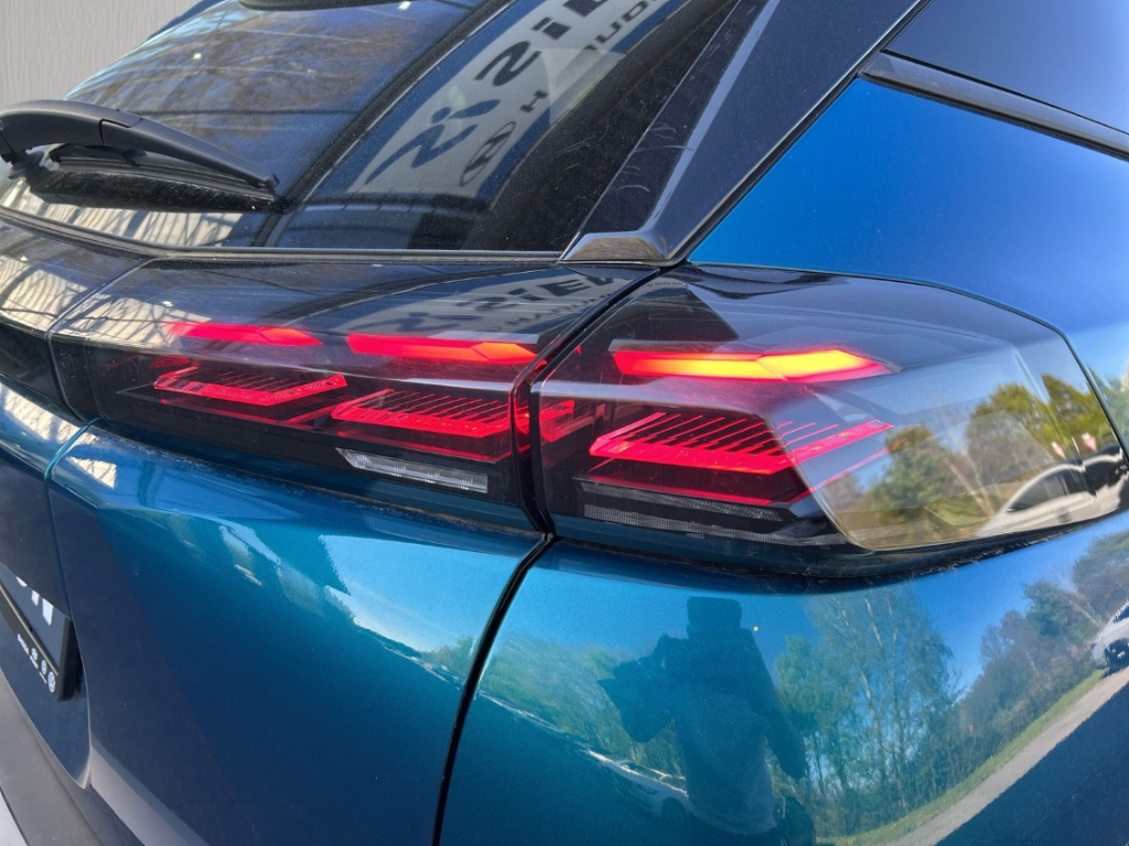 Fahrzeugabbildung Peugeot 2008 Allure LED PDC Kamera Alu 17