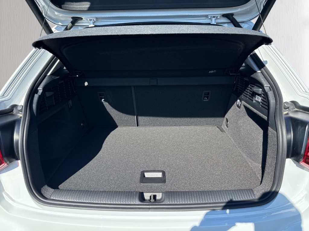 Fahrzeugabbildung Audi Q2 1.5 TFSI S-Tronic S-Line Matrix ACC RFK SHZ