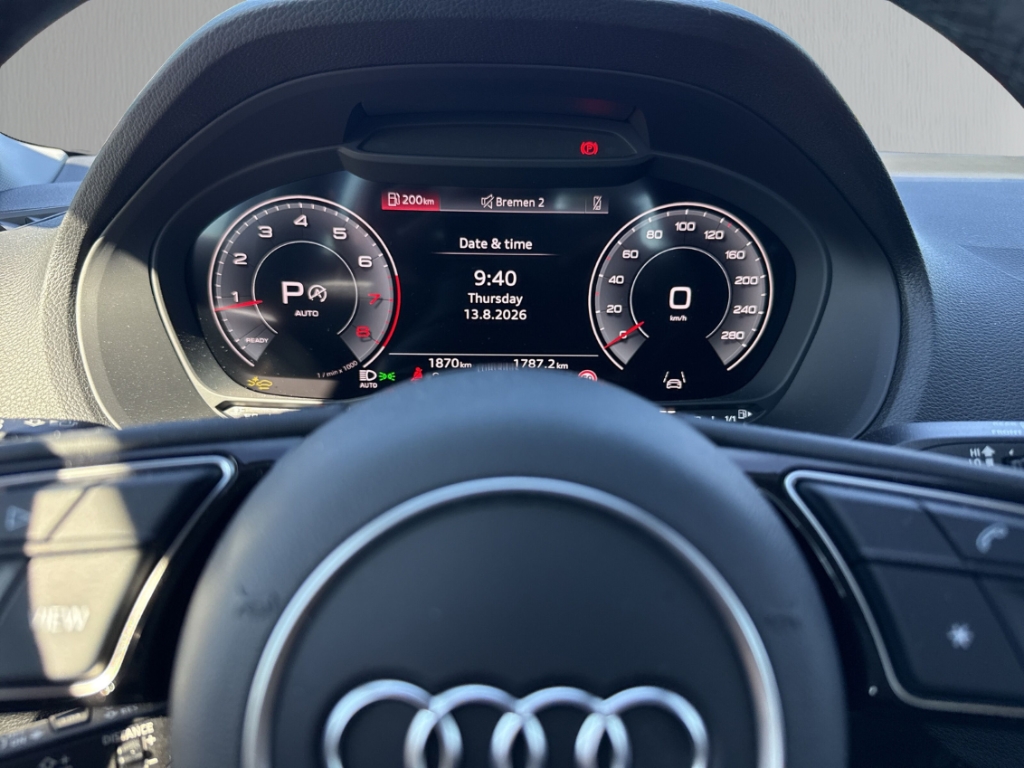 Fahrzeugabbildung Audi Q2 1.5 TFSI S-Tronic S-Line Matrix ACC RFK SHZ