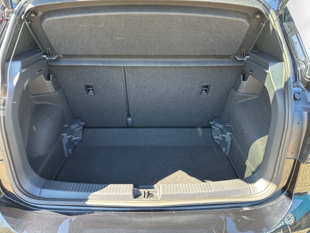 Fahrzeugabbildung Volkswagen T-Cross 1.5 TSI DSG R-Line IQ.Light AHK NAVI SHZ PDC IQ.Drive