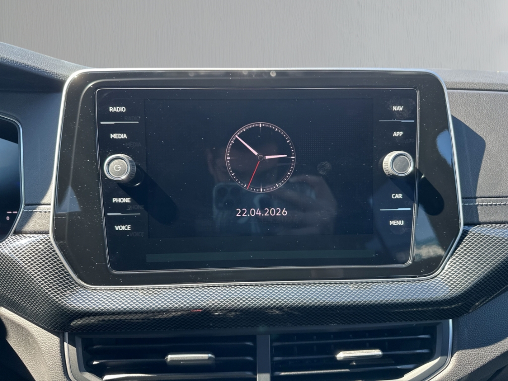 Fahrzeugabbildung Volkswagen T-Cross 1.5 TSI DSG R-Line IQ.Light AHK NAVI SHZ PDC IQ.Drive