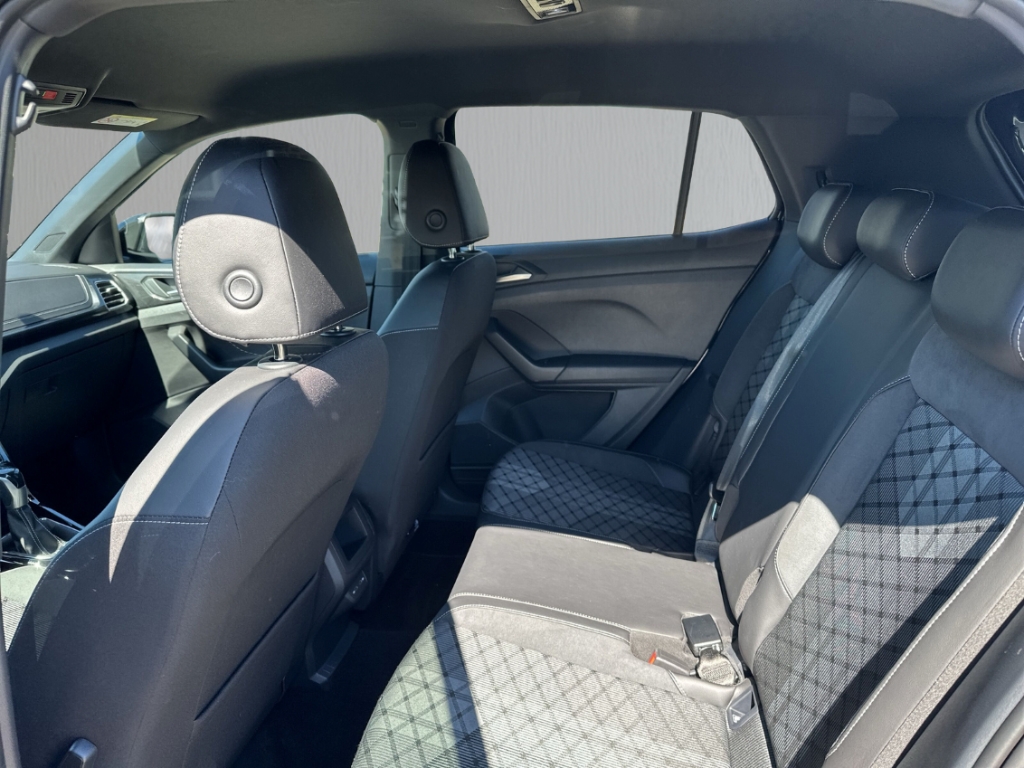 Fahrzeugabbildung Volkswagen T-Cross 1.5 TSI DSG R-Line IQ.Light AHK NAVI SHZ PDC IQ.Drive