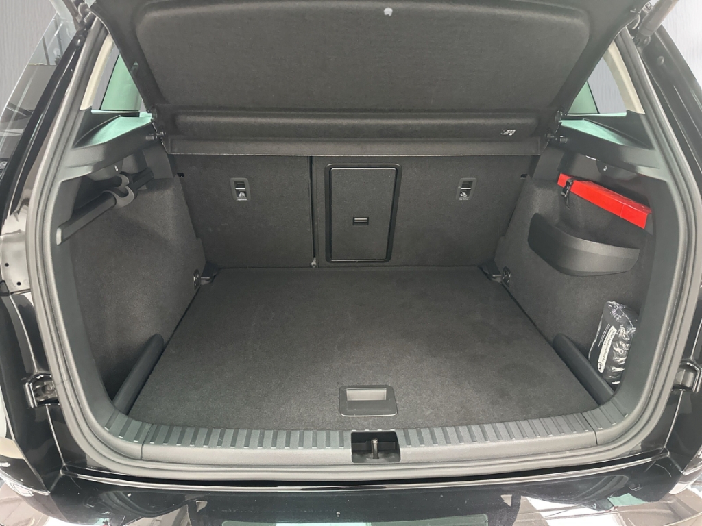 Fahrzeugabbildung SKODA Karoq TDI DSG Tour AHK MatrixLED Navi 360° KESSY