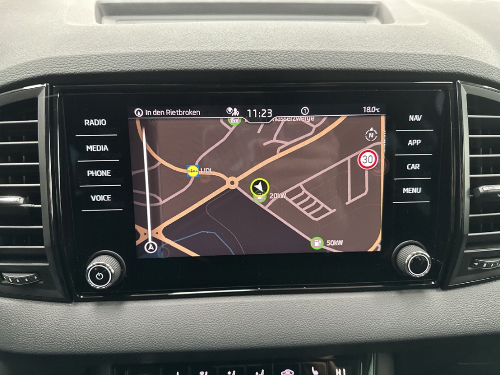 Fahrzeugabbildung SKODA Karoq TDI DSG Tour AHK MatrixLED Navi 360° KESSY