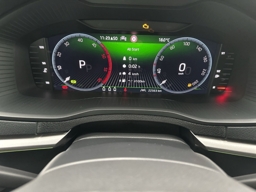 Fahrzeugabbildung SKODA Karoq TDI DSG Tour AHK MatrixLED Navi 360° KESSY