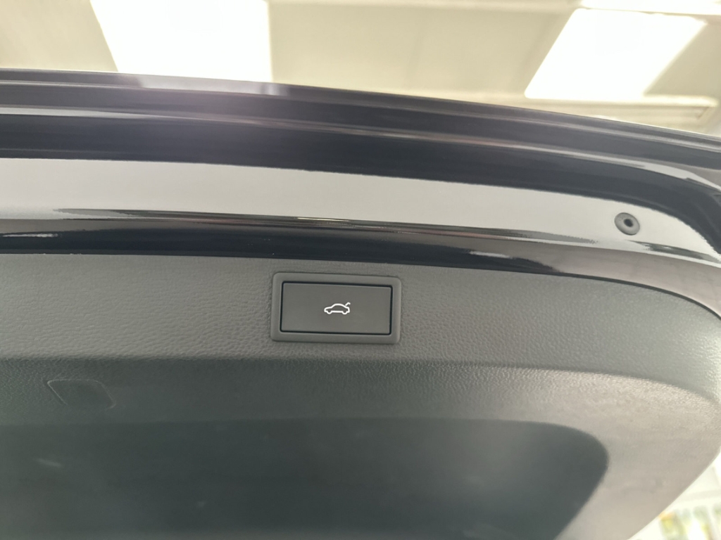 Fahrzeugabbildung SKODA Karoq TDI DSG Tour AHK MatrixLED Navi 360° KESSY