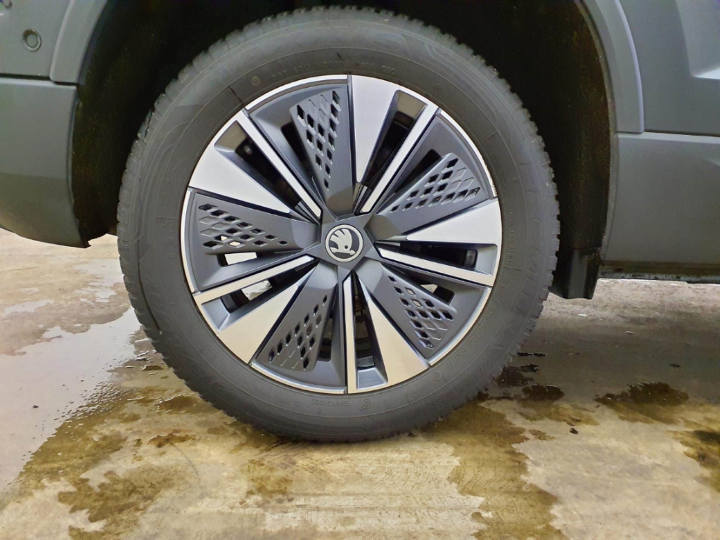 Fahrzeugabbildung SKODA Karoq TDI DSG Tour AHK LED SHZ NAVI SunSet PDC