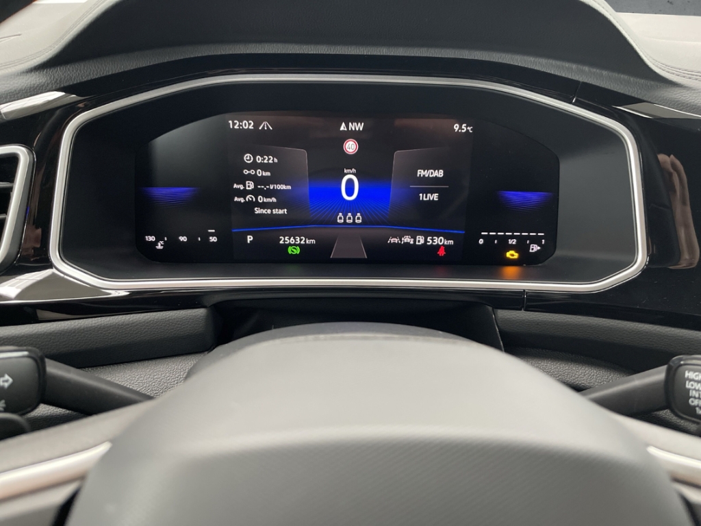 Fahrzeugabbildung Volkswagen T-Roc 1.5 TSI DSG R-Line AHK LED+ Nav ACC Kamera