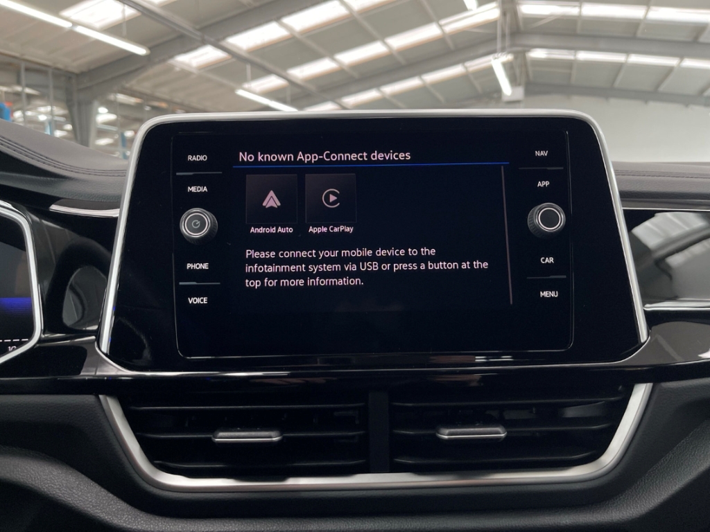 Fahrzeugabbildung Volkswagen T-Roc 1.5 TSI DSG R-Line AHK LED+ Nav ACC Kamera