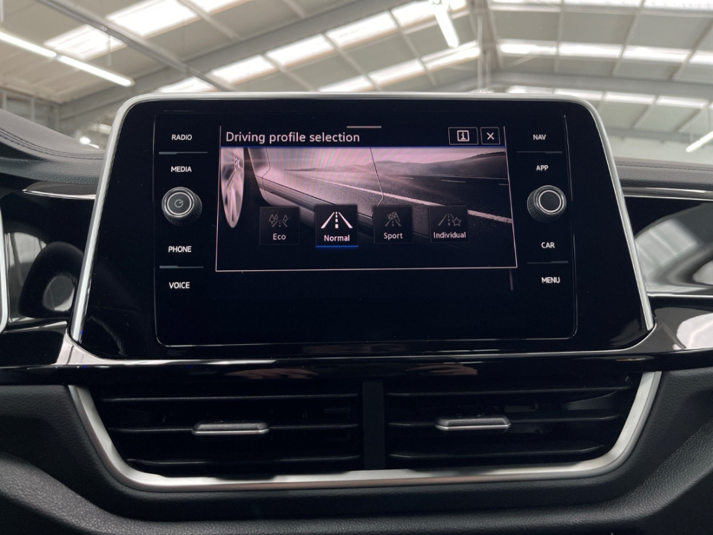 Fahrzeugabbildung Volkswagen T-Roc 1.5 TSI DSG R-Line AHK LED+ Nav ACC Kamera