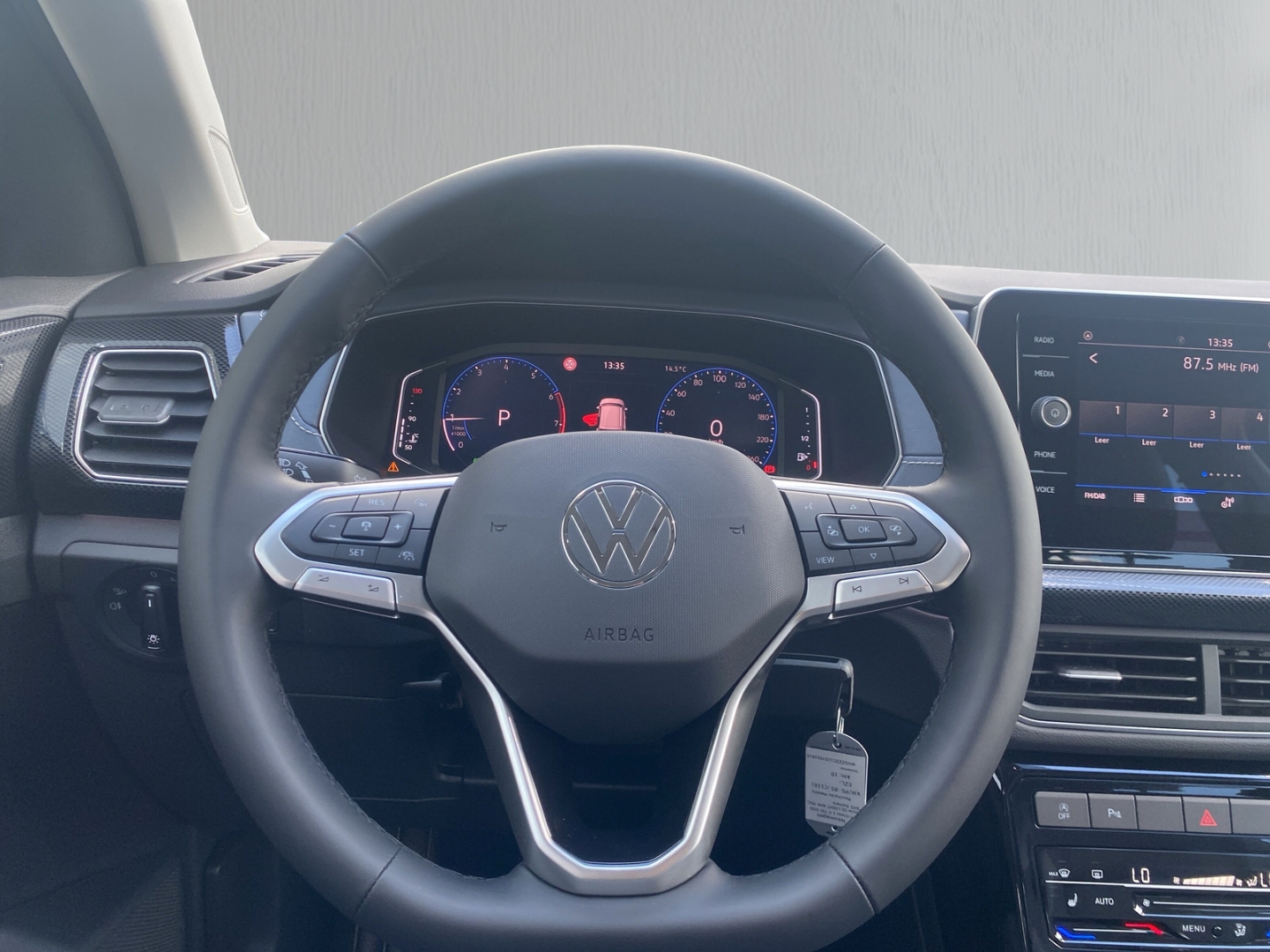 Fahrzeugabbildung Volkswagen T-Cross 1.0 TSI DSG Style IQ.LIGHT AHK PDC SHZ R-Kamera