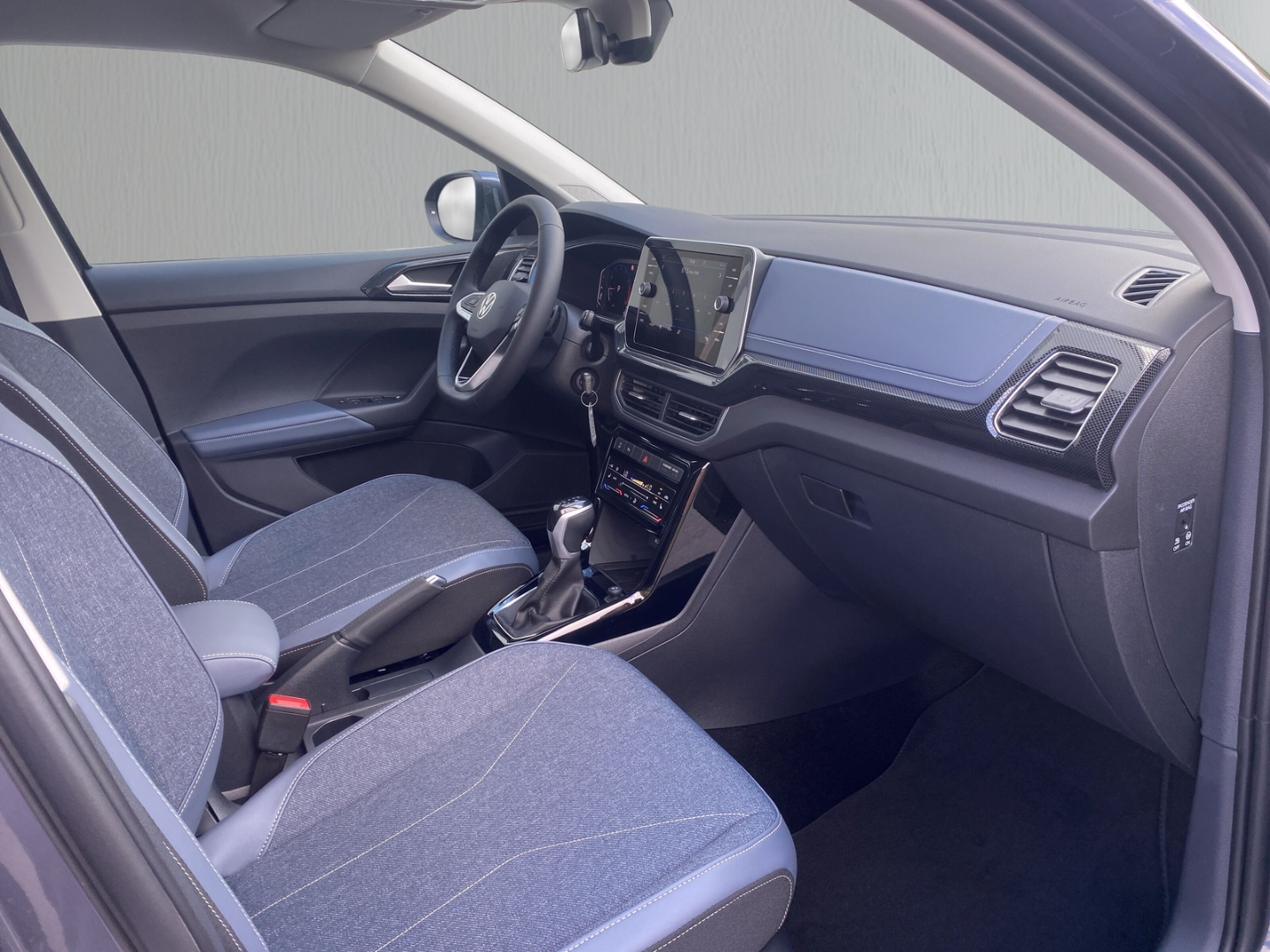 Fahrzeugabbildung Volkswagen T-Cross 1.0 TSI DSG Style IQ.LIGHT AHK PDC SHZ R-Kamera
