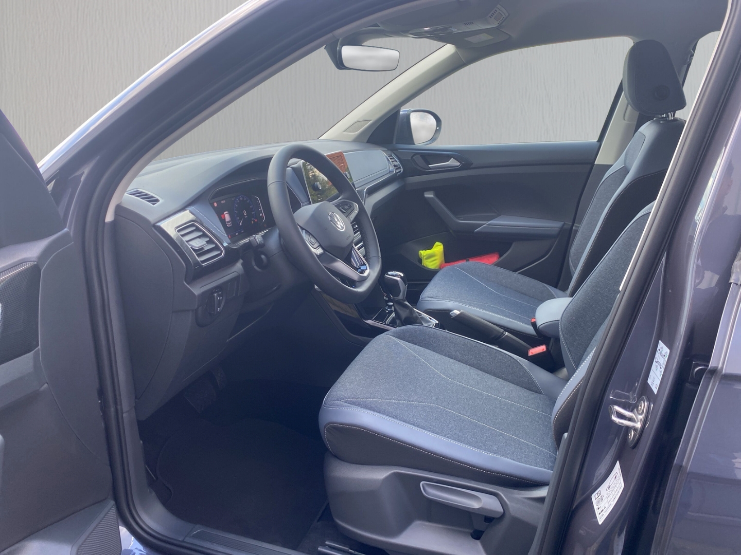 Fahrzeugabbildung Volkswagen T-Cross 1.0 TSI DSG Style IQ.LIGHT AHK PDC SHZ R-Kamera